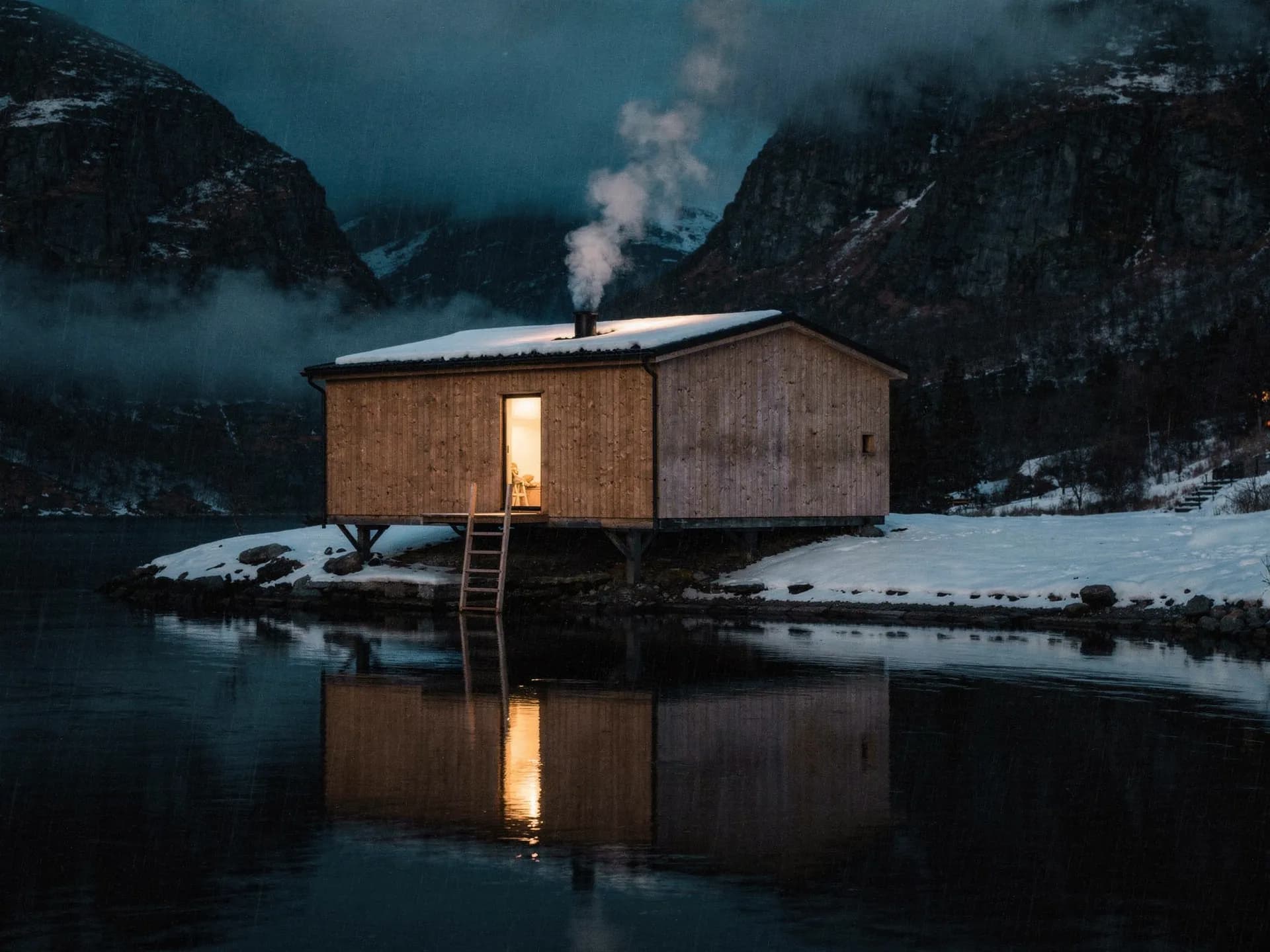 Badstu over fjorden i vinterlys